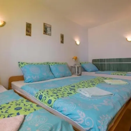 In Mit Moebliertem Balkon דראמליי