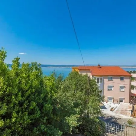 Apartment In Mit Moebliertem Balkon Dramalj