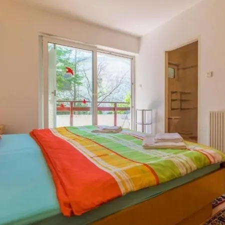 Apartment In Mit Moebliertem Balkon