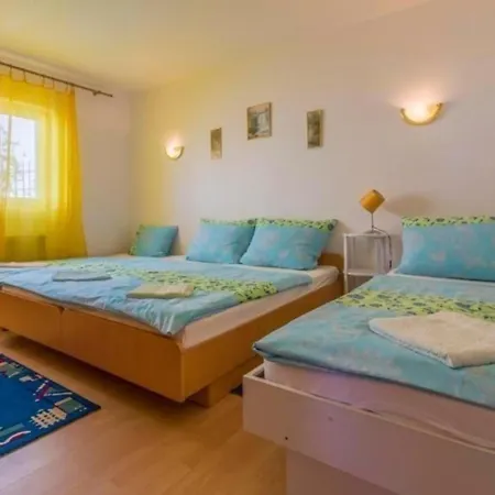 Apartment In Mit Moebliertem Balkon
